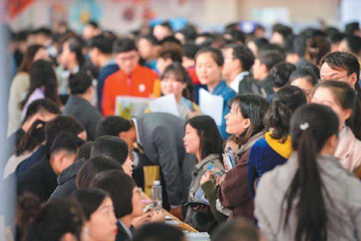 大连一高校迟迟不发毕业证 百余毕业生无法找工作、且学籍被改…